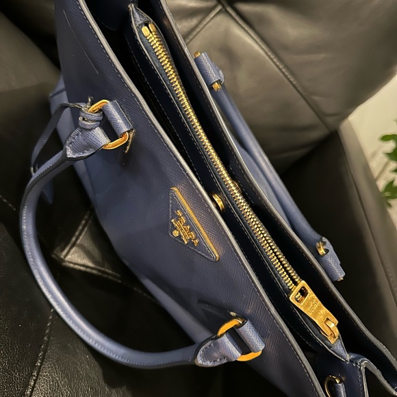❣️SOLD❣️Authentic Prada tote bag ( missing strap) - Picture 6 of 12
